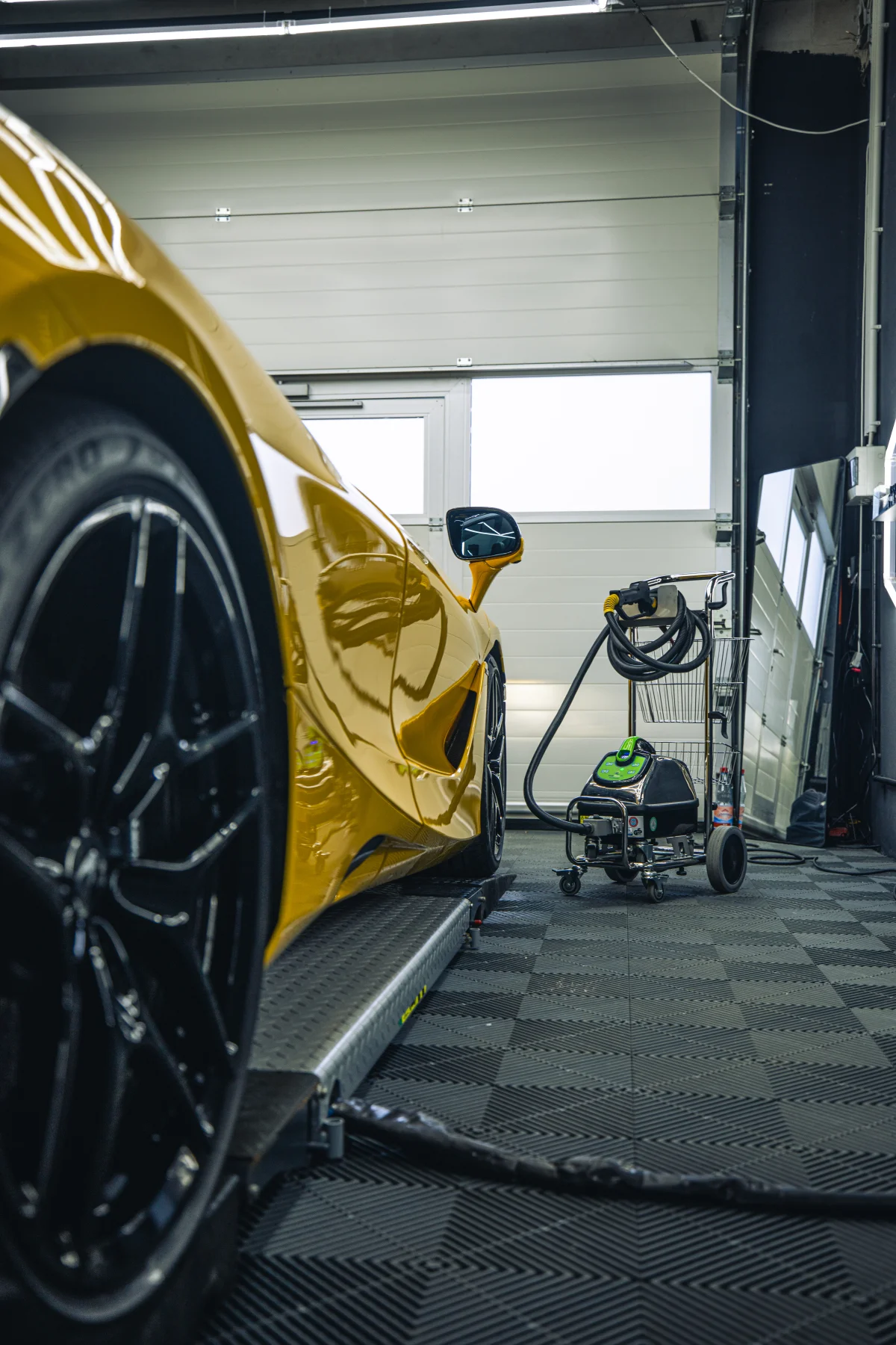 Das Team von VELAR Fahrzeugveredelung bei der Arbeit
